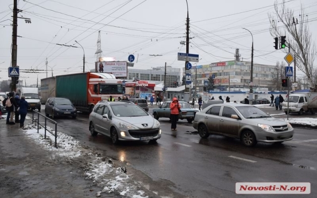 На проспекте Мира грузовик врезался в автомобиль: заблокировано движение электротранспорта, образовалась пробка Фото № 10 На проспекте Мира грузовик врезался в автомобиль: заблокировано движение электротранспорта, образовалась пробка Фото № 10