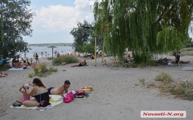 Несмотря на запрет николаевцы отдыхают и купаются на пляжах города Фото № 1 Несмотря на запрет николаевцы отдыхают и купаются на пляжах города Фото № 1