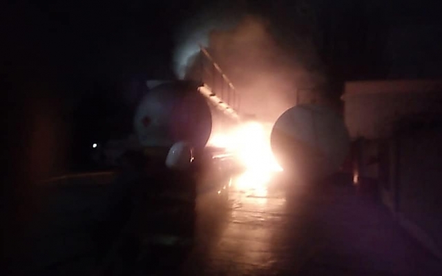 В Очакове загорелся бензовоз, водителя с ожогами госпитализировали в больницу Фото № 1 В Очакове загорелся бензовоз, водителя с ожогами госпитализировали в больницу Фото № 1