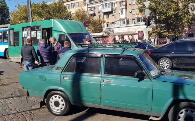 В центре Николаева столкнулись автомобиль «ВАЗ» и маршрутка Фото № 2 В центре Николаева столкнулись автомобиль «ВАЗ» и маршрутка Фото № 2
