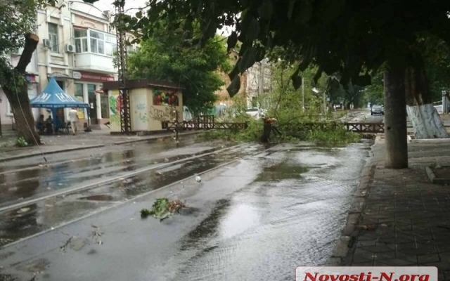 В центре Николаева из-за сильного ветра обвалилась опора контактной сети, полностью перегородив дорогу Фото № 4 В центре Николаева из-за сильного ветра обвалилась опора контактной сети, полностью перегородив дорогу Фото № 4