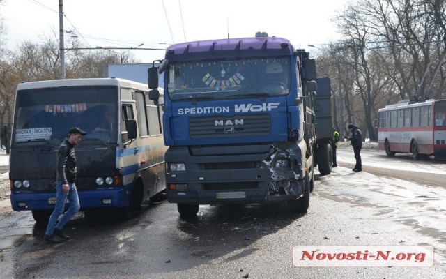 На Героев Украины грузовик протаранил иномарку, образовалась автопробка Фото № 4 На Героев Украины грузовик протаранил иномарку, образовалась автопробка Фото № 4