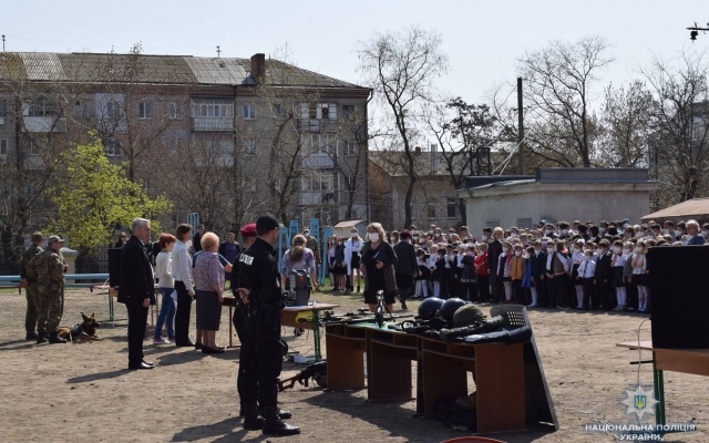 Николаевские полицейские в День гражданской защиты провели для школьников показательные мероприятия Фото № 5 Николаевские полицейские в День гражданской защиты провели для школьников показательные мероприятия Фото № 5