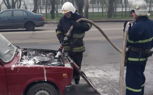 На проспекте Героев Украины загорелся во время движения загорелся легковой автомобиль Фото № 1 На проспекте Героев Украины загорелся во время движения загорелся легковой автомобиль Фото № 1