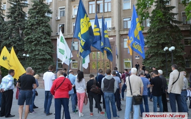 Представители шести партий митингуют под зданием Николаевой облгосадминистрации, требуя выборы по «открытым спискам» Фото № 5 Представители шести партий митингуют под зданием Николаевой облгосадминистрации, требуя выборы по «открытым спискам» Фото № 5