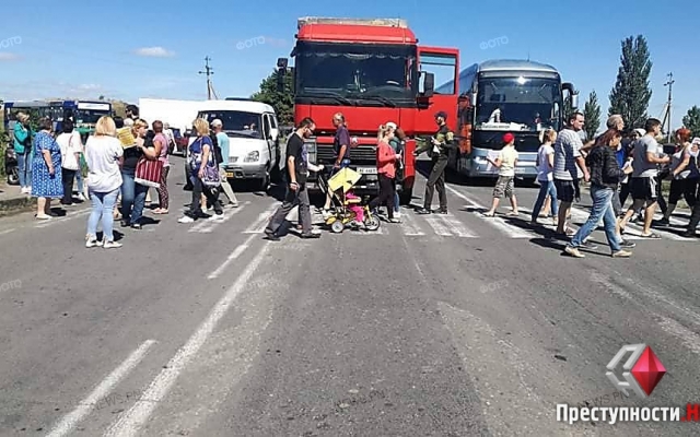Жители Матвеевки перекрыли трассу «Николаев-Ульяновка», конфликт с водителями маршруток Фото № 3 Жители Матвеевки перекрыли трассу «Николаев-Ульяновка», конфликт с водителями маршруток Фото № 3