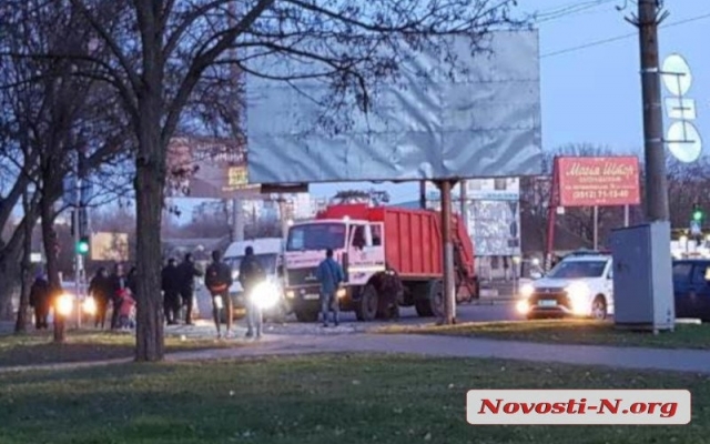 На Садовой мусоровоз столкнулся с маршруткой, пострадали пять пассажиров Фото № 4 На Садовой мусоровоз столкнулся с маршруткой, пострадали пять пассажиров Фото № 4