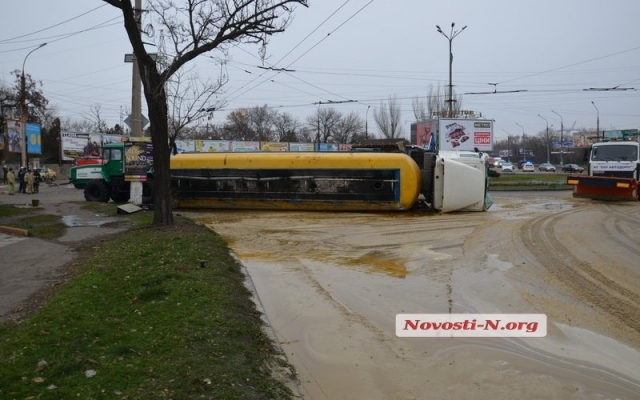 В Николаеве перевернулась фура, за рулем которой был пьяный водитель Фото № 1 В Николаеве перевернулась фура, за рулем которой был пьяный водитель Фото № 1