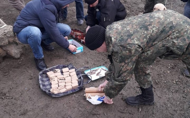 Житель Баштанки из зоны АТО привез крупную партию боеприпасов Фото № 4 Житель Баштанки из зоны АТО привез крупную партию боеприпасов Фото № 4