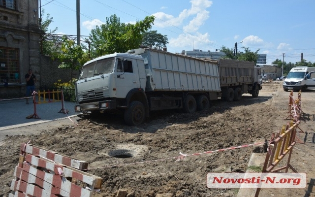 Грузовой автомобиль «КамАЗ» провалился в траншею ремонтируемого городского канализационного коллектора Фото № 2 Грузовой автомобиль «КамАЗ» провалился в траншею ремонтируемого городского канализационного коллектора Фото № 2