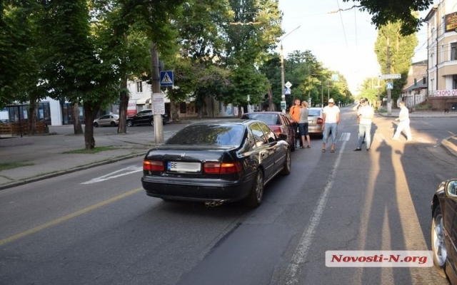 Движение на Большой Морской заблокировано: два дорожных инцидента с участием трех машин и троллейбуса Фото № 2 Движение на Большой Морской заблокировано: два дорожных инцидента с участием трех машин и троллейбуса Фото № 2