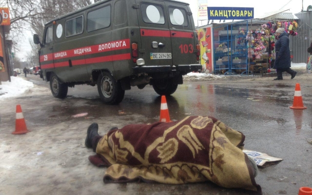 В районе Центрального рынка женщина почувствовала себя плохо, потеряла сознание и скончалась до приезда «скорой помощи» (видео 18+) Фото № 0 В районе Центрального рынка женщина почувствовала себя плохо, потеряла сознание и скончалась до приезда «скорой помощи» (видео 18+) Фото № 0