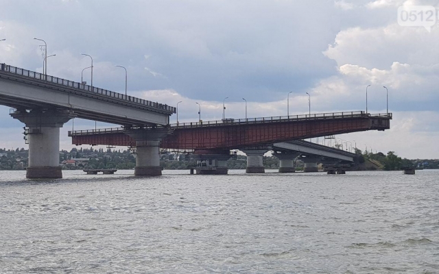 Варваровский и Ингульский мосты разводили для прохождения десантного корабля «Юрий Олефиренко» Фото № 0 Варваровский и Ингульский мосты разводили для прохождения десантного корабля «Юрий Олефиренко» Фото № 0