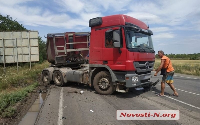 На объездной дороге жуткая авария: автомобиль врезался в зерновоз, пострадали три человека Фото № 5 На объездной дороге жуткая авария: автомобиль врезался в зерновоз, пострадали три человека Фото № 5