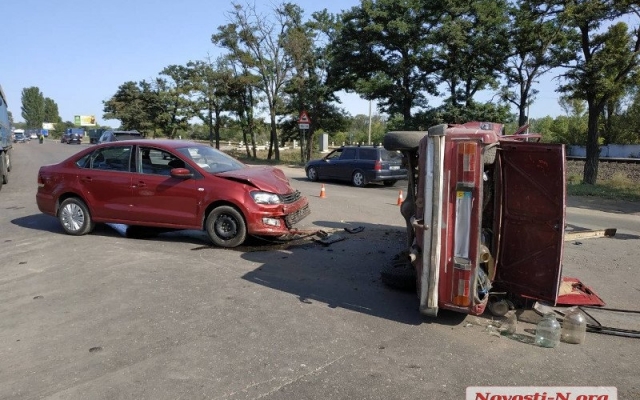 Жуткая авария: иномарка врезалась в автомобиль и перевернула его, есть серьезно пострадавшие Фото № 6 Жуткая авария: иномарка врезалась в автомобиль и перевернула его, есть серьезно пострадавшие Фото № 6