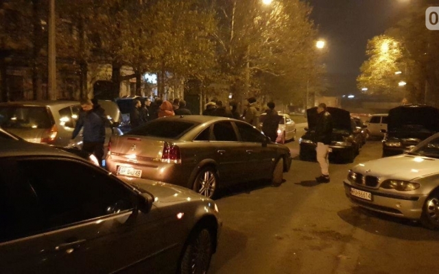 В Николаеве водители на автомобилях с еврономерами блокировали часть улиц, затруднен проезд в больницу Фото № 3 В Николаеве водители на автомобилях с еврономерами блокировали часть улиц, затруднен проезд в больницу Фото № 3