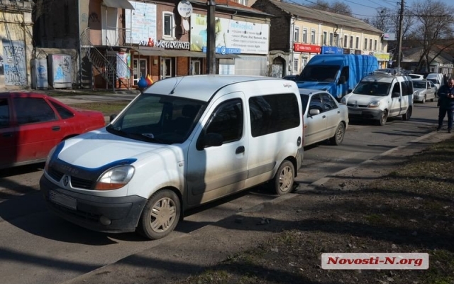 На Центральном проспекте яма стала причиной аварии с участием трех машин Фото № 2 На Центральном проспекте яма стала причиной аварии с участием трех машин Фото № 2