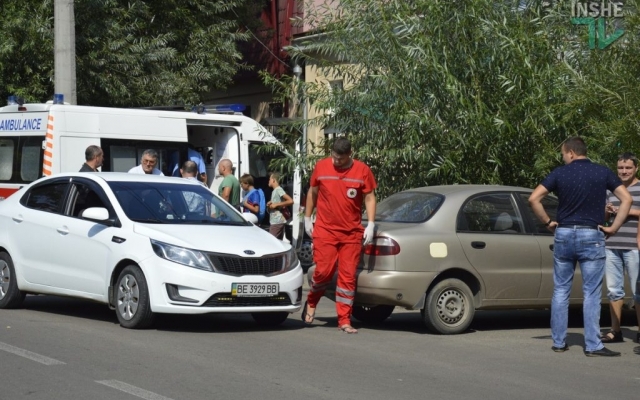 На Шнеерсона автомобиль сбил маленькую девочку, неожиданно выбежавшую на дорогу Фото № 2 На Шнеерсона автомобиль сбил маленькую девочку, неожиданно выбежавшую на дорогу Фото № 2