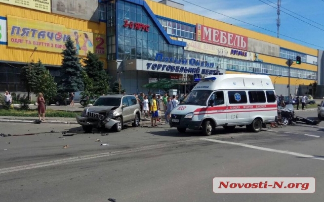 На Космонавтов не поделили перекресток два автомобиля, есть пострадавшие Фото № 4 На Космонавтов не поделили перекресток два автомобиля, есть пострадавшие Фото № 4