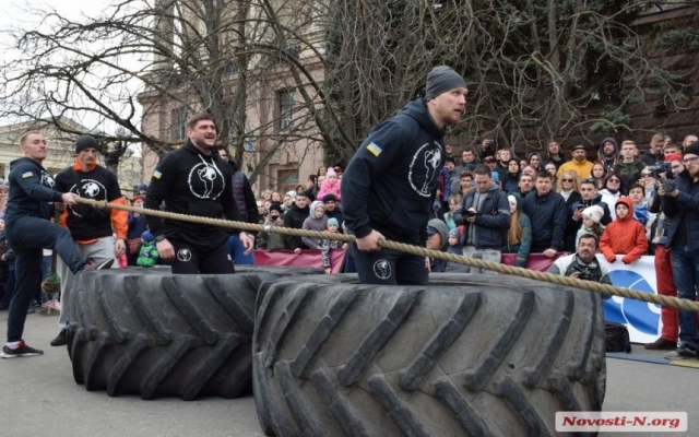 Губернатор Николаевской области Алексей Савченко на фестивале Muromets Fest вместе с богатырями потянул четыре фуры Фото № 2 Губернатор Николаевской области Алексей Савченко на фестивале Muromets Fest вместе с богатырями потянул четыре фуры Фото № 2