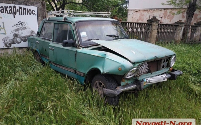 В Николаеве на Херсонском шоссе два автомобиля протаранили друг друга, одна из машин врезалась в забор Фото № 5 В Николаеве на Херсонском шоссе два автомобиля протаранили друг друга, одна из машин врезалась в забор Фото № 5