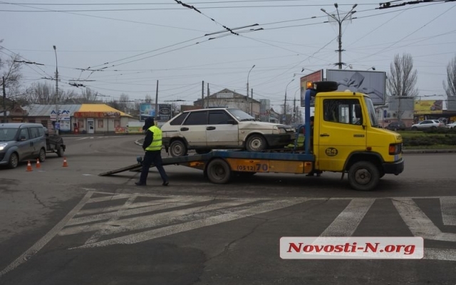 На Пушкинском кольце не смогли разминуться два автомобиля Фото № 2 На Пушкинском кольце не смогли разминуться два автомобиля Фото № 2