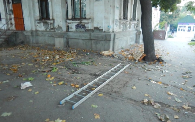 В Николаеве демонтировали незаконные временные сооружения Фото № 1 В Николаеве демонтировали незаконные временные сооружения Фото № 1