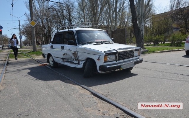 На Садовой произошла авария, виновник ДТП на глазах сотрудников полиции пил водку из бутылки Фото № 2 На Садовой произошла авария, виновник ДТП на глазах сотрудников полиции пил водку из бутылки Фото № 2