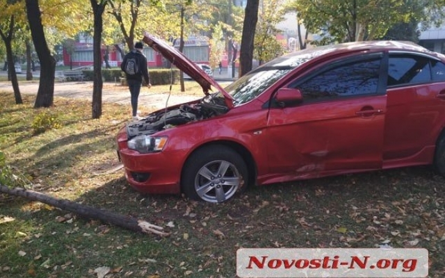 Из-за лопнувшего колеса автомобиль вылетел на бульварную часть Центрального проспекта Фото № 0 Из-за лопнувшего колеса автомобиль вылетел на бульварную часть Центрального проспекта Фото № 0