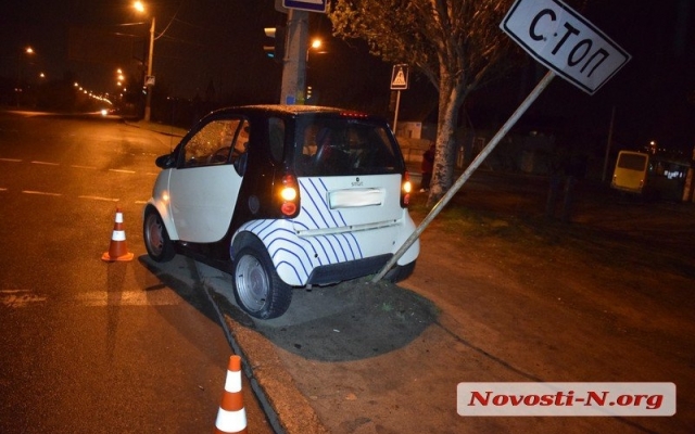 После столкновения с маршруткой автомобиль Smart отлетел на противоположную сторону и врезался в дорожный знак «Стоп» Фото № 1 После столкновения с маршруткой автомобиль Smart отлетел на противоположную сторону и врезался в дорожный знак «Стоп» Фото № 1