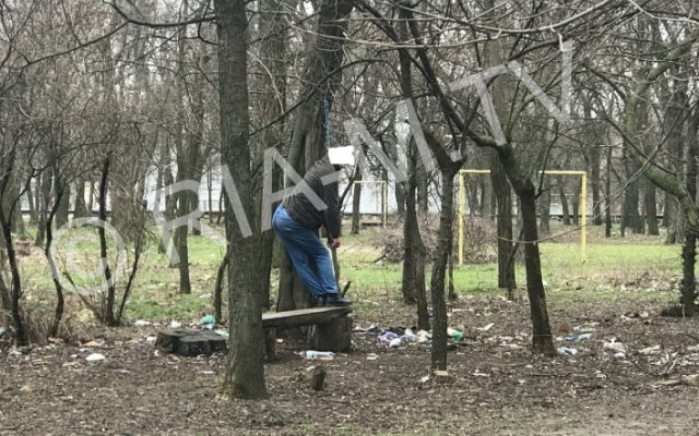 В сквере на Богдана Хмельницкого обнаружили повешенным на дереве мужчину (фото 18+) Фото № 2 В сквере на Богдана Хмельницкого обнаружили повешенным на дереве мужчину (фото 18+) Фото № 2