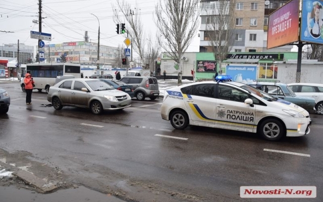 На проспекте Мира грузовик врезался в автомобиль: заблокировано движение электротранспорта, образовалась пробка Фото № 5 На проспекте Мира грузовик врезался в автомобиль: заблокировано движение электротранспорта, образовалась пробка Фото № 5