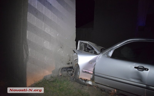 Авария на выезде из Николаева: автомобиль врезался в опору железнодорожного моста, есть пострадавшие Фото № 0 Авария на выезде из Николаева: автомобиль врезался в опору железнодорожного моста, есть пострадавшие Фото № 0