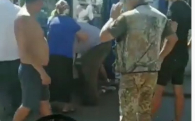 В одном из николаевских кафе пьяный посетитель дал подзатыльник плачущему ребенку, малыш от удара упал и разбил губу Фото № 0 В одном из николаевских кафе пьяный посетитель дал подзатыльник плачущему ребенку, малыш от удара упал и разбил губу Фото № 0