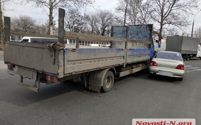 Возле рынка «Колос» столкнулись автомобиль Daewoo и грузовик MAN Фото № 4 Возле рынка «Колос» столкнулись автомобиль Daewoo и грузовик MAN Фото № 4