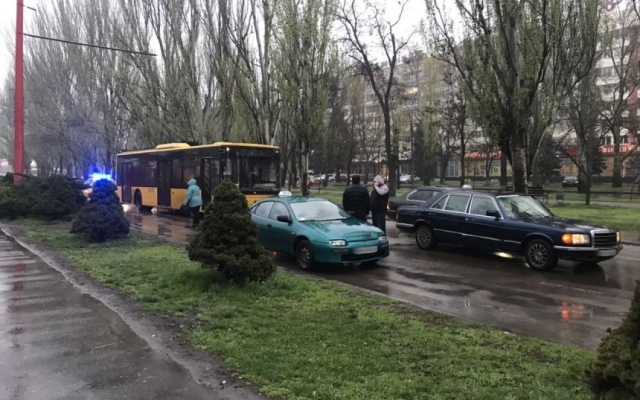 На Центральном проспекте столкнулись две иномарки, обошлось без жертв Фото № 2 На Центральном проспекте столкнулись две иномарки, обошлось без жертв Фото № 2