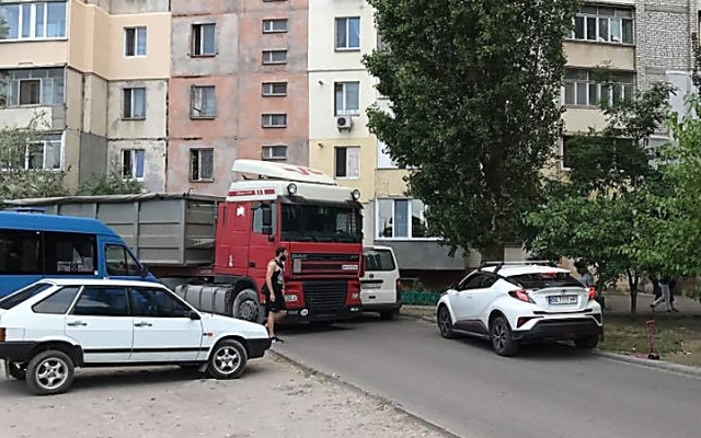 В Николаеве фура-зерновоз проехала по двору многоэтажки, большегруз «протиснулась» между легковыми машинами Фото № 2 В Николаеве фура-зерновоз проехала по двору многоэтажки, большегруз «протиснулась» между легковыми машинами Фото № 2