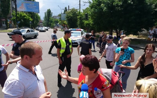 Нет света и газа: жители общежитий Черноморского судостроительного завода перекрыли проезжую часть Фото № 7 Нет света и газа: жители общежитий Черноморского судостроительного завода перекрыли проезжую часть Фото № 7