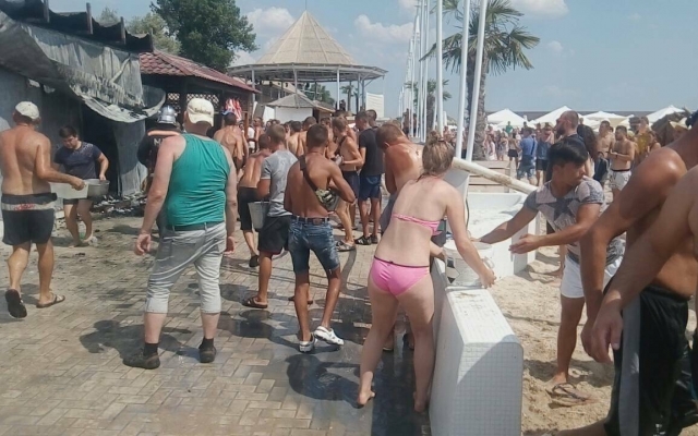 В Коблевской курортной зоне загорелись торговые ряды, есть пострадавшие Фото № 8 В Коблевской курортной зоне загорелись торговые ряды, есть пострадавшие Фото № 8