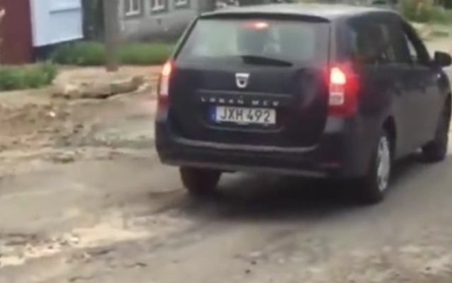 Жители Корабельного района обеспокоены поведением водителя, пугающего своим поведением детей Фото № 0 Жители Корабельного района обеспокоены поведением водителя, пугающего своим поведением детей Фото № 0