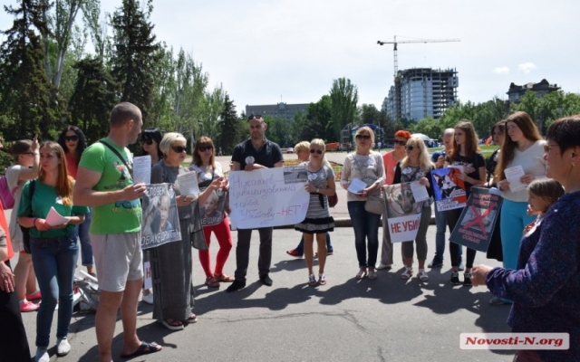 Под стенами Николаевского горсовета пикетируют зоозащитники Фото № 1 Под стенами Николаевского горсовета пикетируют зоозащитники Фото № 1