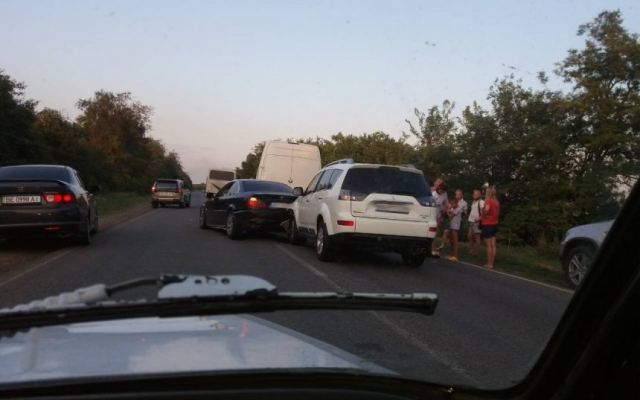 В Николаевской области на автотрассе было затруднено движение транспорта из-за нескольких аварий Фото № 2 В Николаевской области на автотрассе было затруднено движение транспорта из-за нескольких аварий Фото № 2