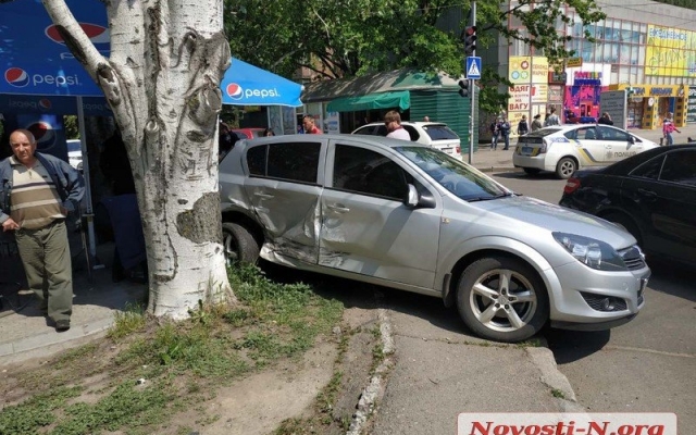 На проспекте Мира автомобиль протаранил машину, вылетел на летнюю площадку кафе и врезался в столб Фото № 1 На проспекте Мира автомобиль протаранил машину, вылетел на летнюю площадку кафе и врезался в столб Фото № 1