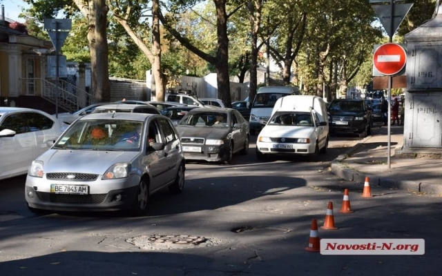В центре Николаева образовалась незначительная пробка в результате ДТП Фото № 1 В центре Николаева образовалась незначительная пробка в результате ДТП Фото № 1
