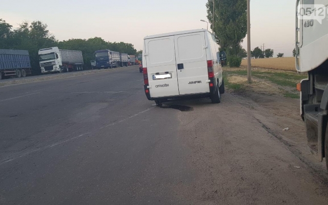 Авария на Баштанском шоссе: на ходу у микроавтобуса отлетело колесо Фото № 4 Авария на Баштанском шоссе: на ходу у микроавтобуса отлетело колесо Фото № 4