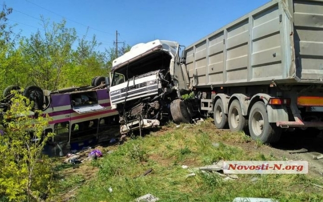 Жуткая авария на трассе: столкнулись зерновоз и два автобуса, более десятка пострадавших людей Фото № 7 Жуткая авария на трассе: столкнулись зерновоз и два автобуса, более десятка пострадавших людей Фото № 7