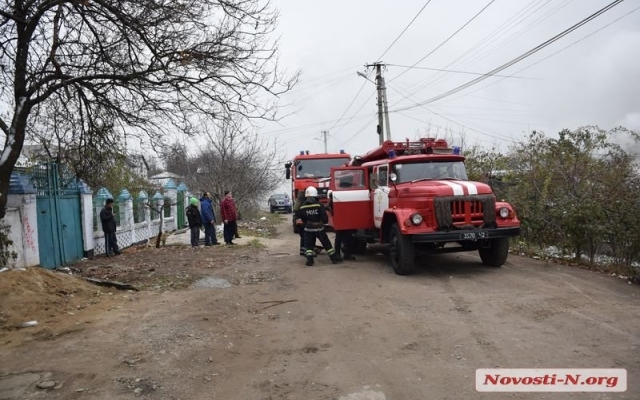 В Николаеве на улице 11-я Линии горит жилой дом, где проживает две семьи и они могут остаться без крова Фото № 3 В Николаеве на улице 11-я Линии горит жилой дом, где проживает две семьи и они могут остаться без крова Фото № 3