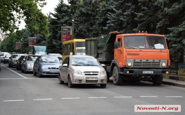 Огромная пробка в центре Николаева: столкнулись два автомобиля Фото № 13 Огромная пробка в центре Николаева: столкнулись два автомобиля Фото № 13