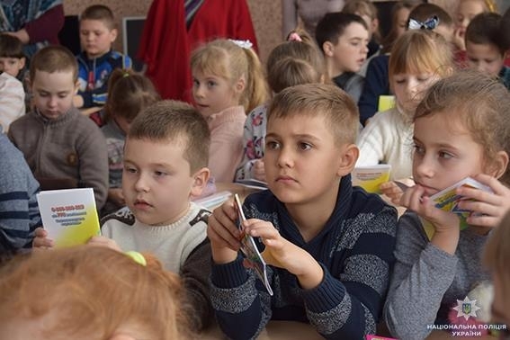 Ученики Веснянской школы провели один день с полицейскими и познакомились с их работой Фото № 7 Ученики Веснянской школы провели один день с полицейскими и познакомились с их работой Фото № 7