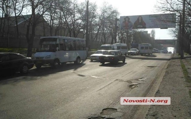 Перед Варваровским мостом на пешеходном переходе грузовик сбил женщину Фото № 3 Перед Варваровским мостом на пешеходном переходе грузовик сбил женщину Фото № 3